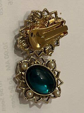 Victorian‎ Style Green Stone Clip On Earrings w/ Faux Pearl Accents